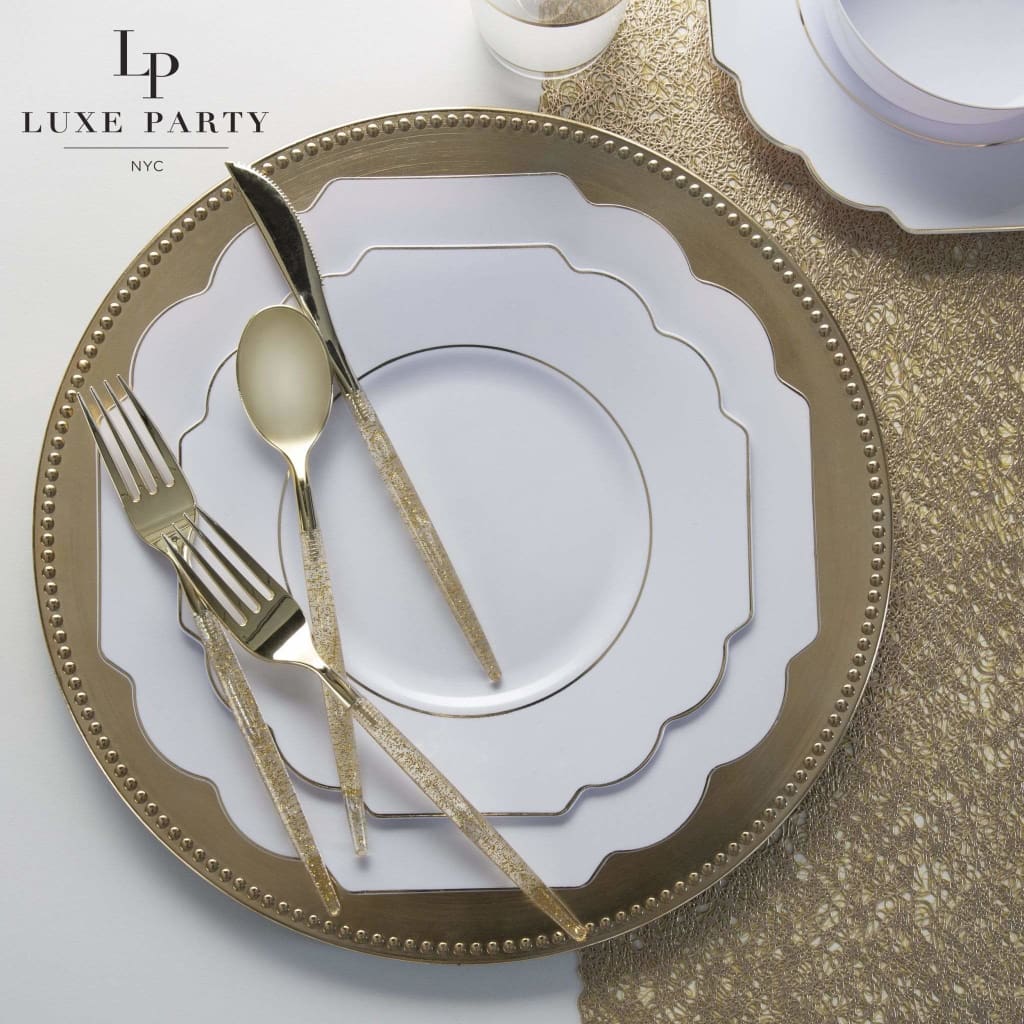 https://www.luxeparty.com/cdn/shop/files/scallop-design-plastic-plates-scalloped-white-gold-plastic-plates-10-pack-42634270998846_2400x.jpg?v=1696877753